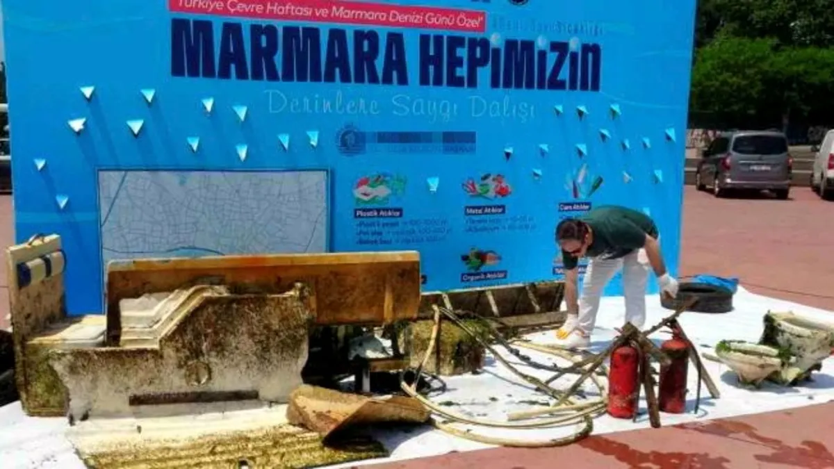 Sualtı temizlik etkinliğinde denizden çıkarılan tekne kalıntıları ve atıklar.