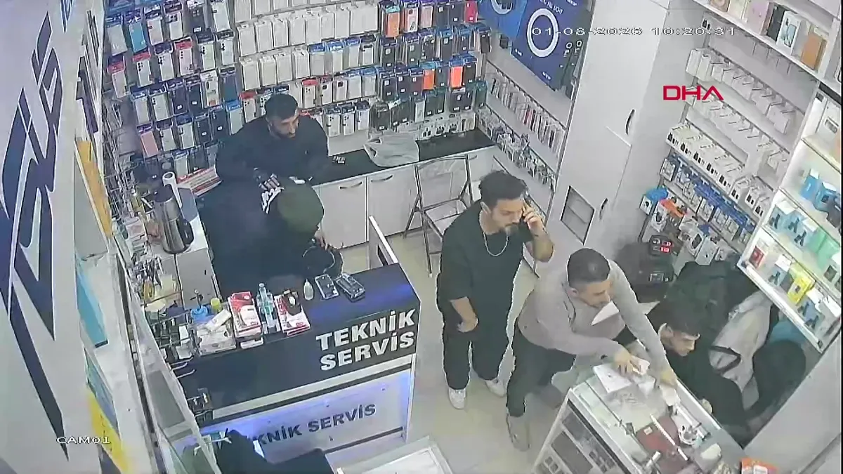 İstanbul’da Doğubank iş hanına silahlı saldırı anında yaşanan panik kamerada | Video videosunu izle İstanbul’da Doğubank iş hanına silahlı saldırı anında yaşanan panik kamerada | Video videosunu izle