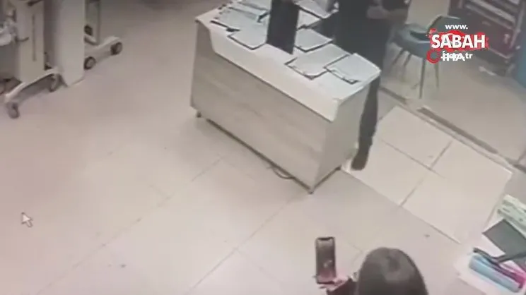 Hasta yakını, sağlık çalışanını darp etti! Dehşet anları kamerada | Video