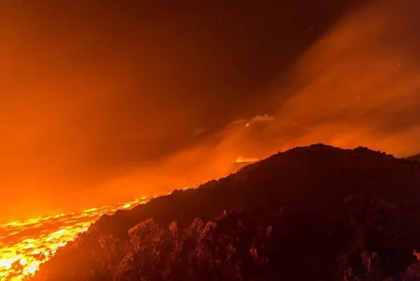 Etna, lav ve kül püskürtmeye devam ediyor.