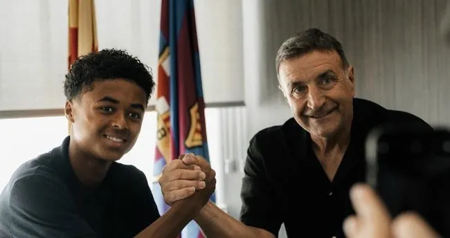 Barcelona, Kluivert’ın 16 yaşındaki oğlu ile profesyonel sözleşme imzaladı Barcelona, Kluivert’ın 16 yaşındaki oğlu ile profesyonel sözleşme imzaladı