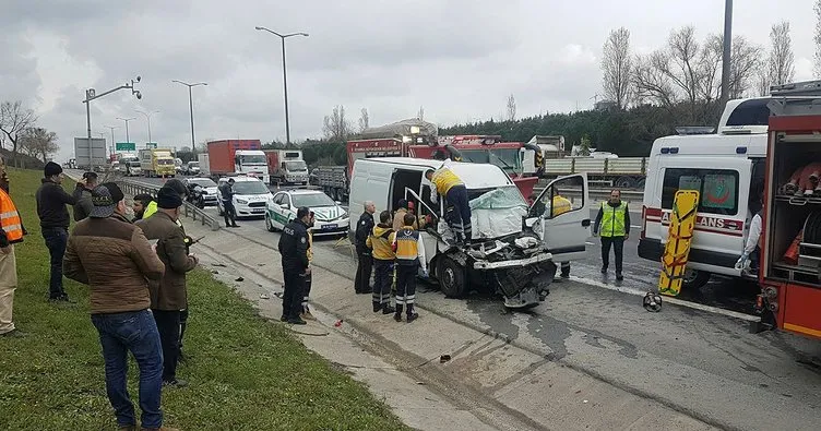 E-5 karayolu Hadımköy-Avcılar istikametinde sıkışmalı kaza