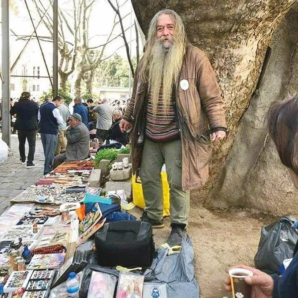 Çınarın altında değilsem üzülüyorlar