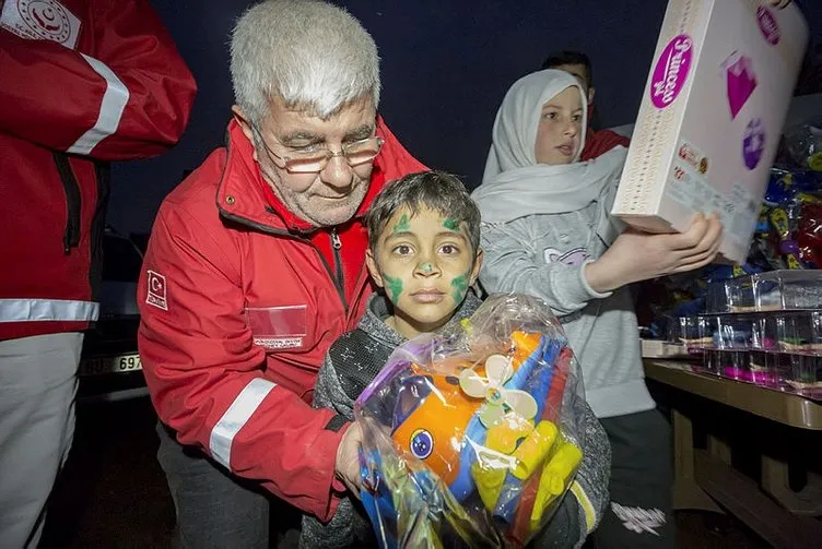 Elazığ’daki depremzede çocukların yüzü hediye edilen oyuncaklarla güldü