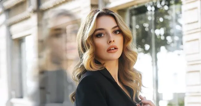 Venedik Film Festivali'ne giden Melis Sezen beyaz elbisesiyle kuğu gibi süzüldü! Verdiği pozlarla olay oldu