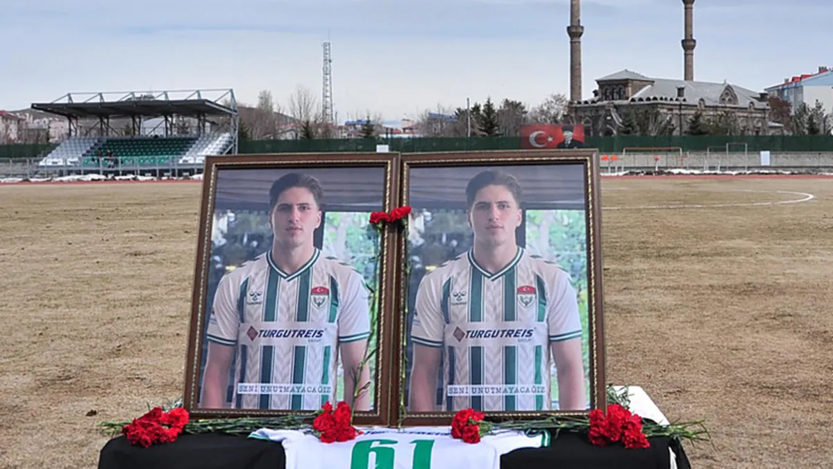 Öldürülen futbolcu Kubilay Kaan Kundakçı, yeşil sahada anıldı Öldürülen futbolcu Kubilay Kaan Kundakçı, yeşil sahada anıldı