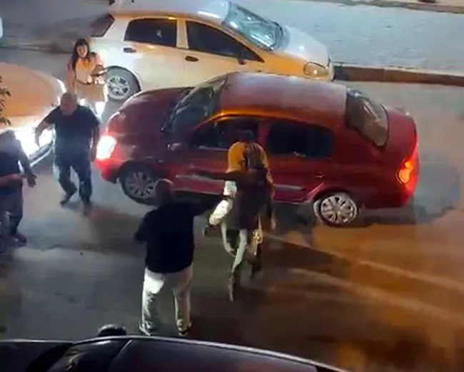 yol-ortasinda-tekme-ve-yumruklarla-kavga-etmislerdi-2-surucuye-ceza-kesildi-1780502604965.jpg