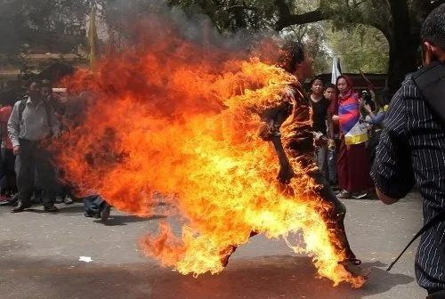 Tibetli protestocu kendini yaktı!
