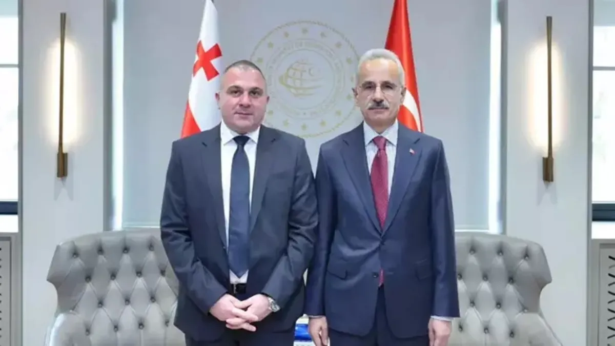 Bakan Uraloğlu, Gürcistan Altyapı Bakanı Sokhadze ile görüştü Bakan Uraloğlu, Gürcistan Altyapı Bakanı Sokhadze ile görüştü