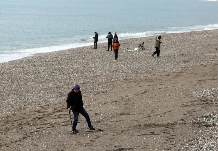 SON DAKİKA... Konyaaltı Sahili’nde şaşkına çeviren görüntü: Dedektör ile karış karış altın aradılar!