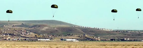 Paraşütçü komandolardan 'Şehitlere Saygı Atlayışı'