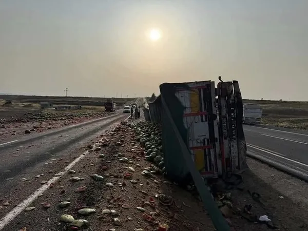 Karpuz yüklü TIR kazası