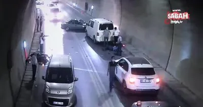 Feci kaza kamerada... Önce duvara çarptı sonra karşıdan gelen aracın altına girdi | Video
