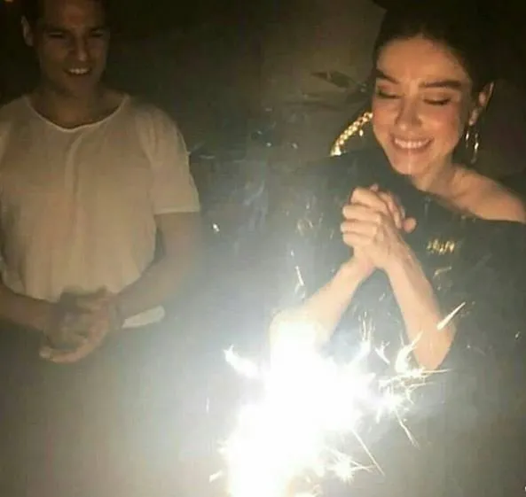 Serkan Çayoğlu’ndan oyuncu sevgilisi Özge Gürel’e sürpriz parti