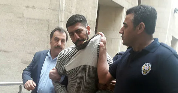 14 yaşındaki kız çocuğuyla parkta yakalandı! Adliyeden kaçmaya çalıştı - 1