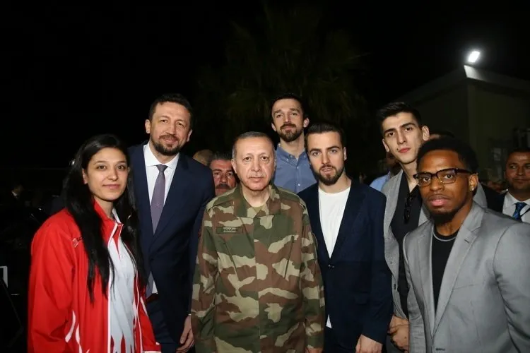 Cumhurbakanı ile beraber ünlü isimler sınıra akın etti