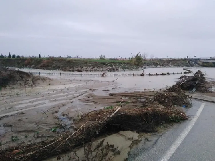 Adana’da şiddetli yağışlardan dolayı yol çöktü! Valilikten açıklama: Son yılların en yüksek...