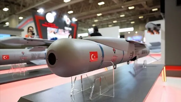 hazine-ve-maliye-bakani-simsek-idef-2025te-konustu-turkiyenin-uzerinde-calistigi-proje-sayisi-1100un-uzerinde-1753476130002.jpg