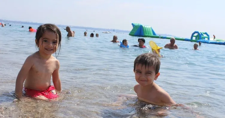 Antalya’da sıcak hava bunalttı, sahiller doldu