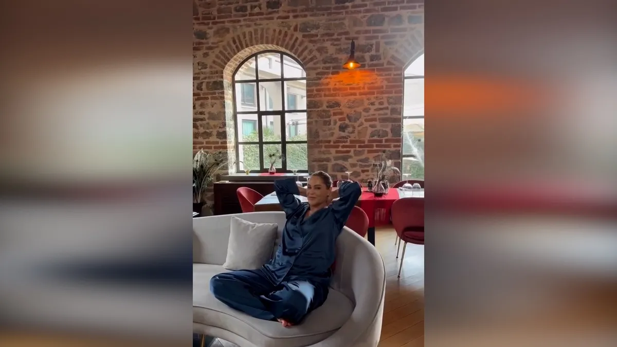 ‘Aynı Yağmurun Altında’nın yıldızı Hülya Avşar’dan ev halleri: Şömine başında keyif çattı… videosunu izle ‘Aynı Yağmurun Altında’nın yıldızı Hülya Avşar’dan ev halleri: Şömine başında keyif çattı… videosunu izle