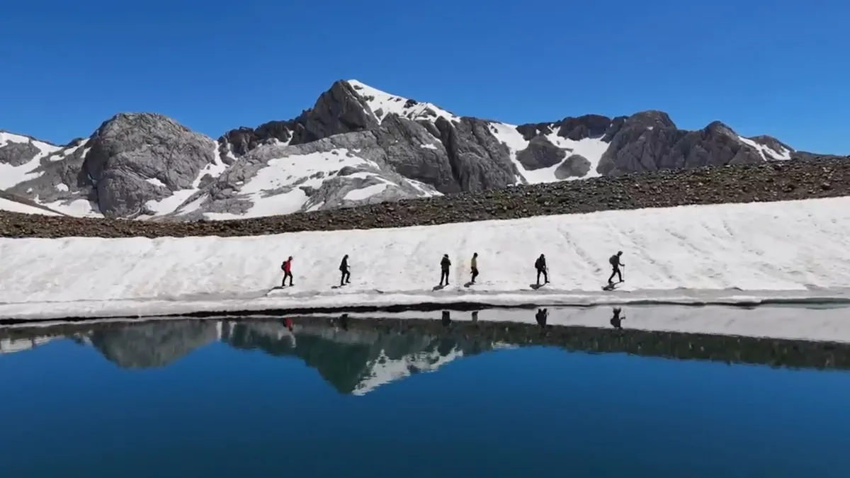 Tunceli'nin Mercan Vadisi'ndeki buzul göllerinde buzların çözülmeye başladığı ve doğanın canlandığı manzaralar.