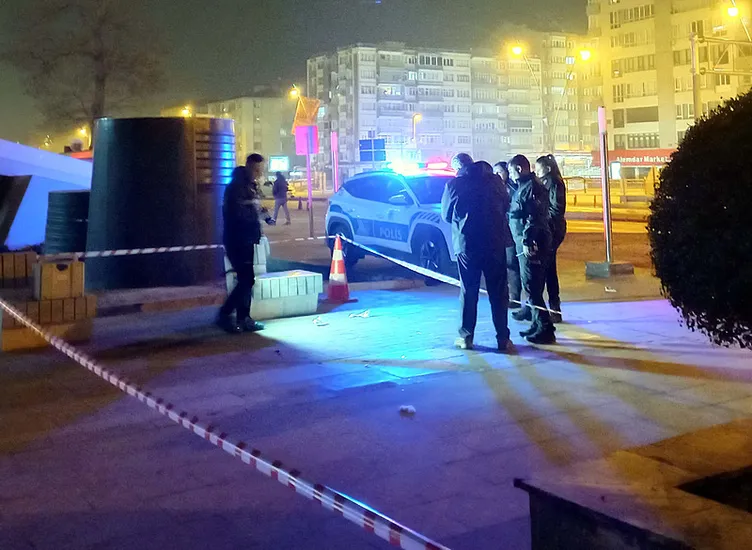 AVM’de eski sevgili dehşeti! Önce kız arkadaşını sonra anne ve kardeşini bıçakladı!