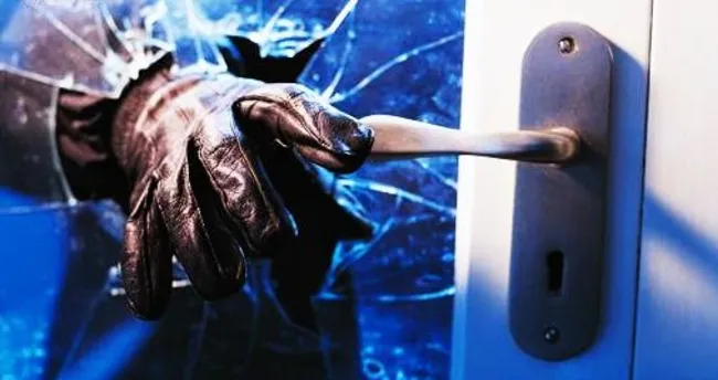 Avcılar’da oto galeriye girdiler; para kasası ile otomobil çaldılar Avcılar’da oto galeriye girdiler; para kasası ile otomobil çaldılar