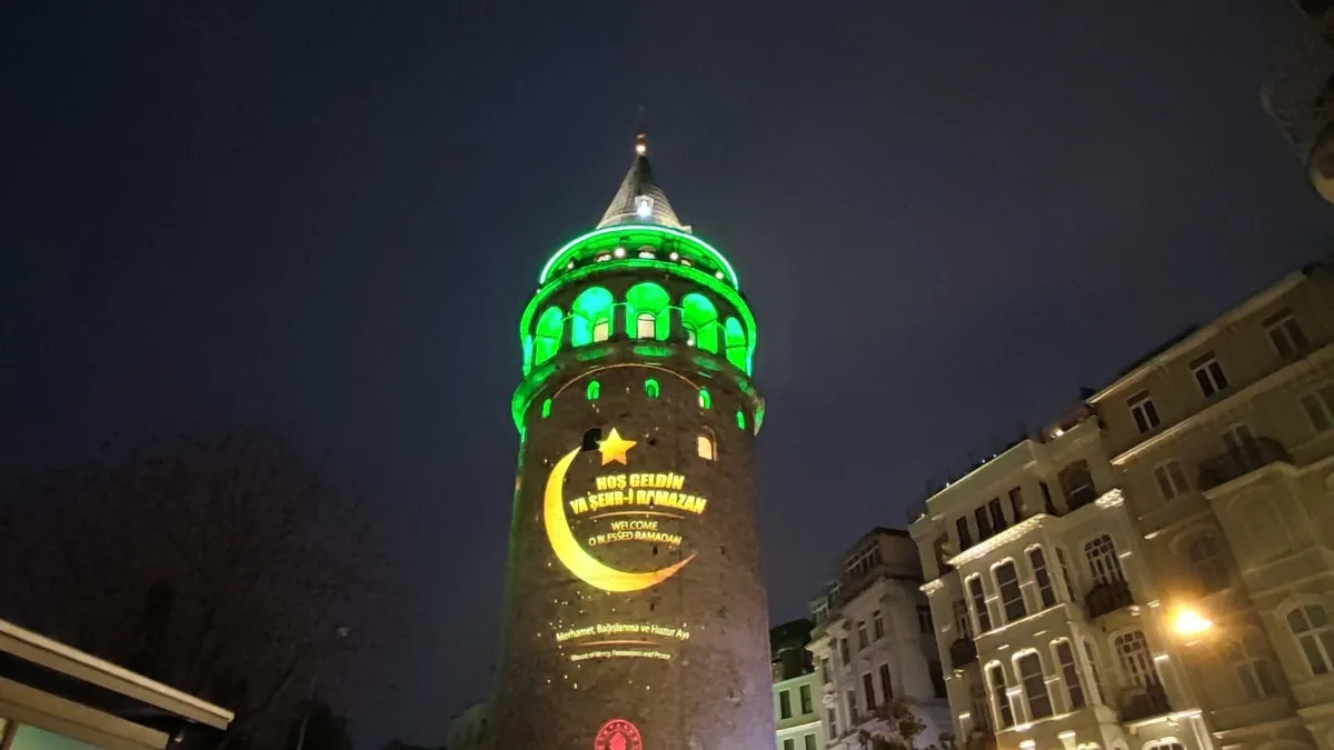 Galata Kulesi’nde Ramazan atmosferi! İftar vaktinde yeşil aydınlatma Galata Kulesi’nde Ramazan atmosferi! İftar vaktinde yeşil aydınlatma