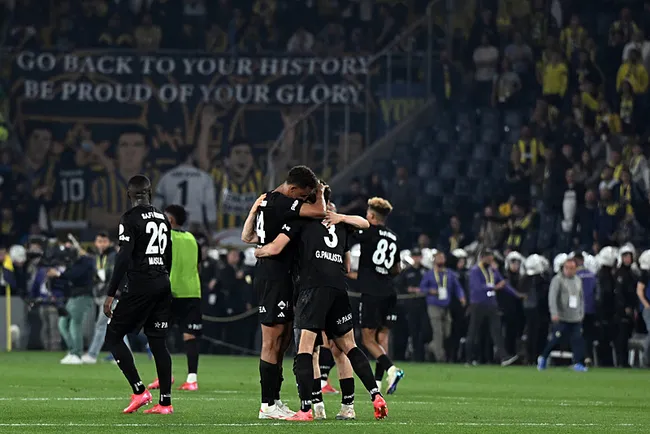 necip-uysalin-derbi-sonrasi-yaptigi-hareket-olay-oldu-gedsona-flas-uyari-1746449234296.jpg