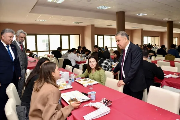 meu-rektoru-yasar-sabahi-ziyaret-etti-basarilara-imza-atarak-her-zaman-isik-tutan-bir-kurum-olacagiz-1779282109528.jpg