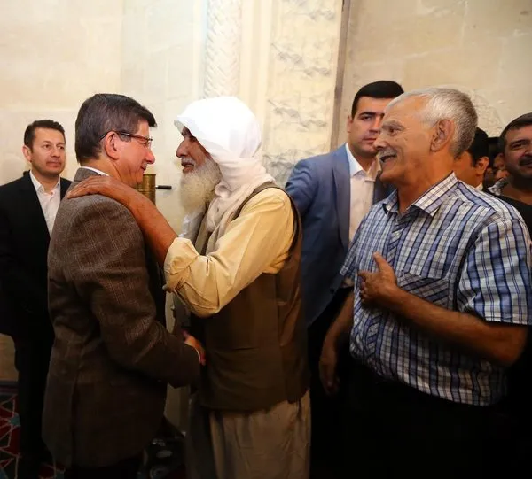 Davutoğlu'nun Yüksekova'da bayramlaşma töreni