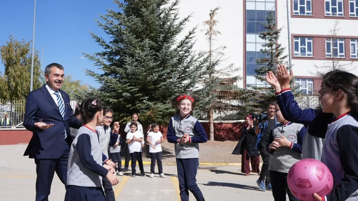 Milli Eğitim Bakanı Tekin’den Erzurum’da sürpriz okul ziyareti Milli Eğitim Bakanı Tekin’den Erzurum’da sürpriz okul ziyareti