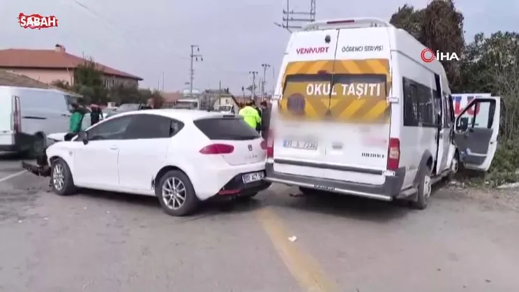 Servisle, 2 otomobilin çarpıştığı kazada 5 kişi yaralandı | Video
