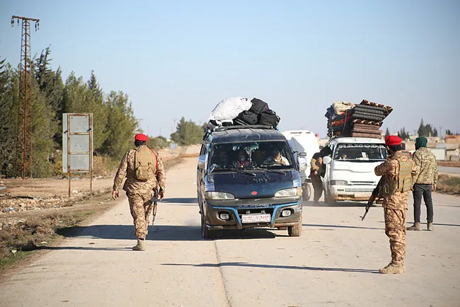 suriyede-ypgsdgnin-engelleri-altinda-sivillerin-deyr-hafirden-kacisi-suruyor-1768489592792.jpeg Suriye’de YPG/SDG’nin engelleri altında sivillerin Deyr Hafir’den kaçışı sürüyor!