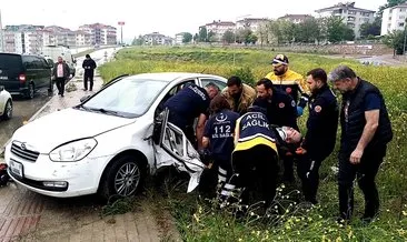 Yer Bursa: Kaza yapan sürücü otomobilde sıkıştı