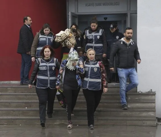 Conolar çocukları kucaklarında adliyeye sevk edildi