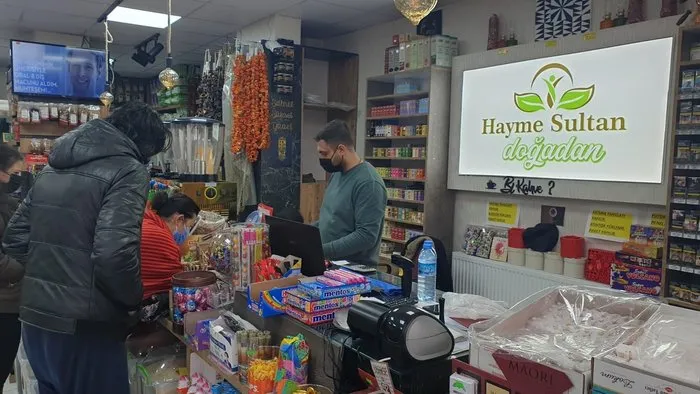 Başkent’te market işletmecisine elektrik çarpma anı güvenlik kamerasına yansıdı