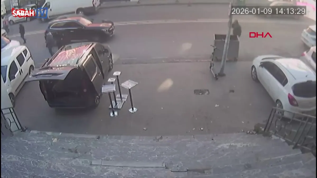 Ümraniye’de fren yerine gaza basan sürücü park halindeki otomobile çarptı! Kaza anı kamerada | Video videosunu izle Ümraniye’de fren yerine gaza basan sürücü park halindeki otomobile çarptı! Kaza anı kamerada | Video videosunu izle