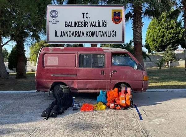 ayvalikta-58-duzensiz-gocmen-ve-3-organizator-yakalandi-1695303203800.jpg