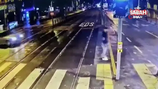 Tramvay yolunda akıl almaz kaza kamerada: Saniyelerle ölümden döndü | Video