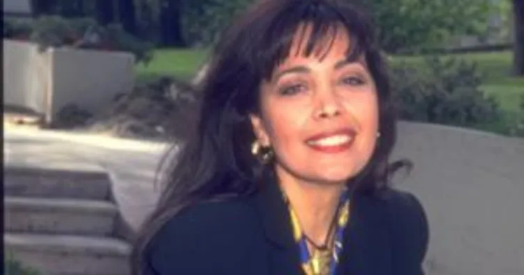 Manolya Onur kimdir?