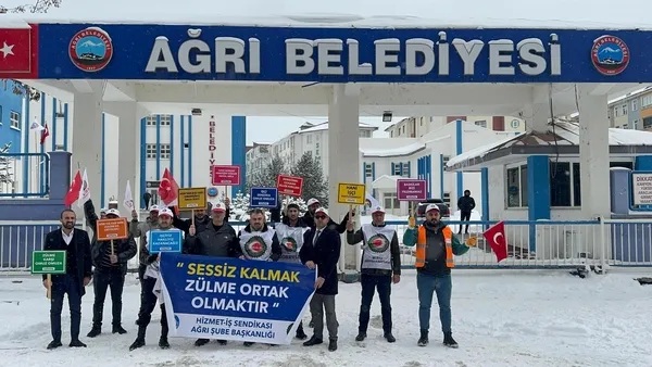 hak-is-agri-subesi-isten-cikarilan-50-isci-icin-belediye-onunde-eylem-yapti-1740154159438.jpg