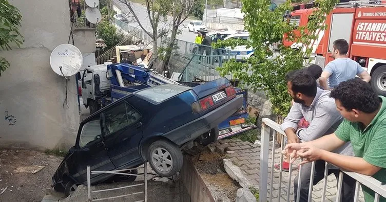 Başakşehir’de vinç, çarptığı otomobille bahçeye düştü