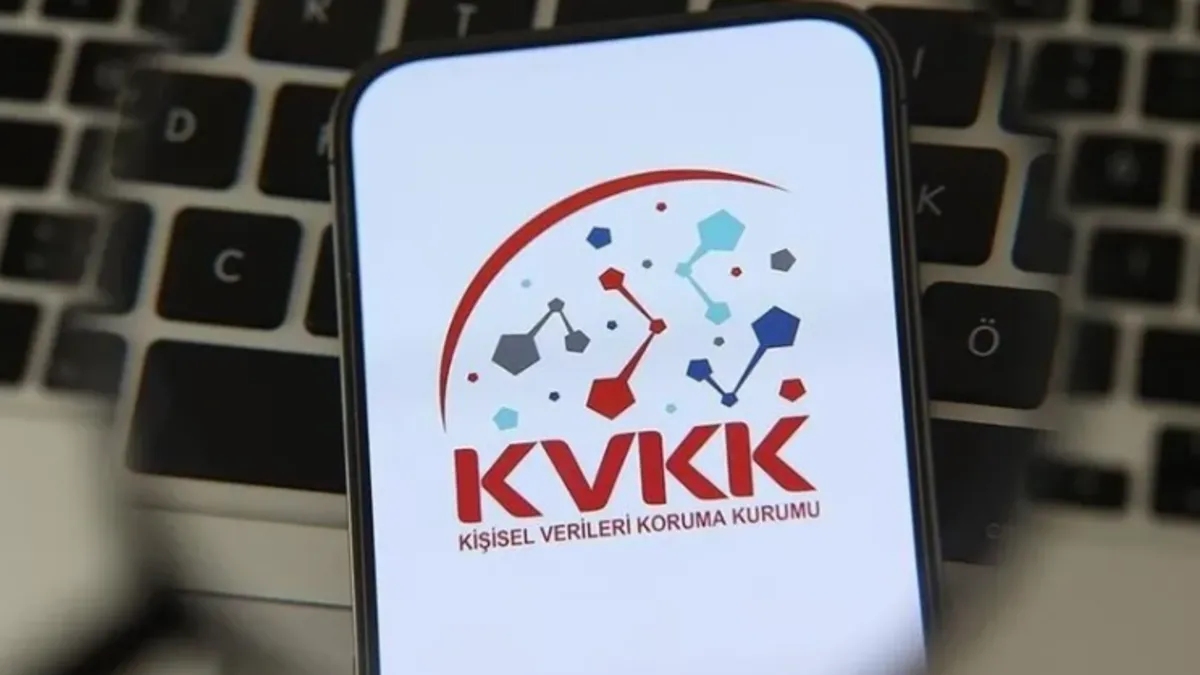 Kişisel Verileri Koruma Kurumu logosu ve veri güvenliği temalı görsel.