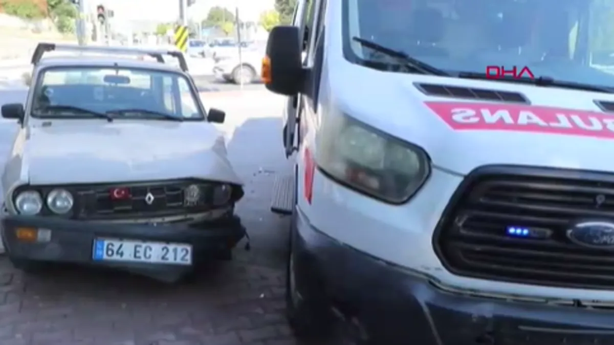 Burdur'da askeri ambulans ile otomobillerin karıştığı kaza yerinden görüntü.