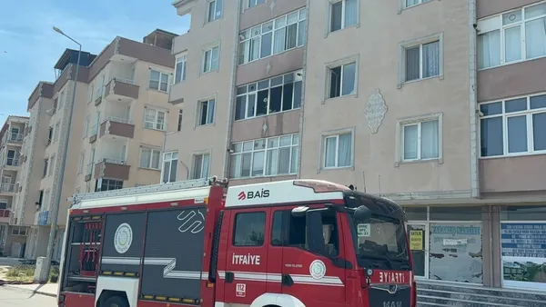 cerkezkoyde-korkutan-yangin-apartman-dairesini-alevler-sardi-vatandaslar-arasinda-gerginlik-yasandi-1780408461810.jpg