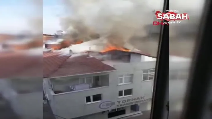 İstanbul Bağcılar'da 2 katlı binanın çatısında yangın | Video