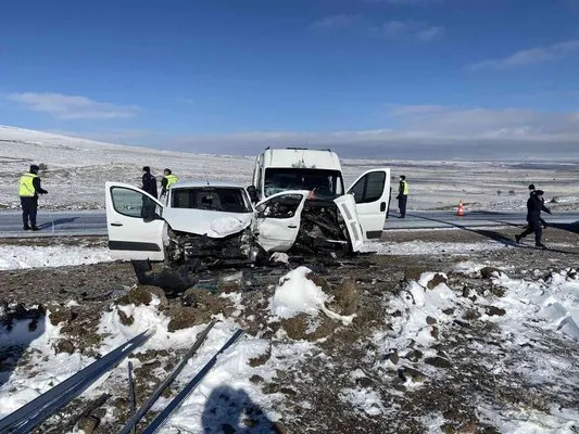 Özel eğitim öğrencilerini taşıyan minibüs kaza yaptı: 11 yaralı