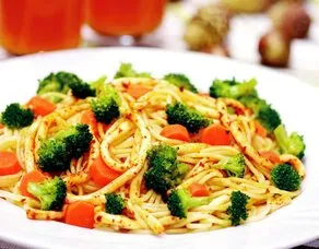 Spagetti Peynirli Sebzeli Makarna