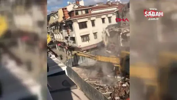 İstanbul Bakırköy'de yıkım yapan kepçe böyle devrildi | Video